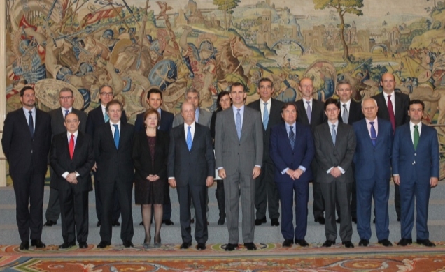 Fotografía de grupo de Su Alteza Real el Príncipe de Asturias con la Junta Directiva de la Asociación de Mercados Financieros (AMF)